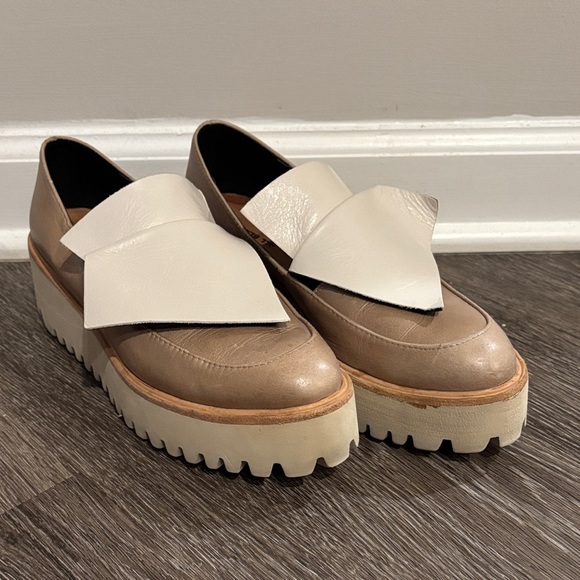 Stylish Women's Loafers in Cream and Tan - Picture 1 of 4